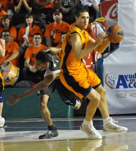 Burstein brilla ante una fiel afición para huir de la sombra del descenso