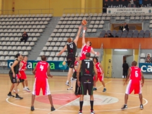 Adecco Oro J.30 (III): Monumental batacazo del ViveMenorca a manos de un inspirado Joan Riera. Cáceres2016 hurga en la herida del KICS Vigo y se acerca al Play Off