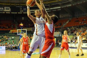 Cambio de cromos entre Ros Casares y Perfumerías Avenida. Montañana y De Souza a Salamanca, Jordi Fernández a Valencia