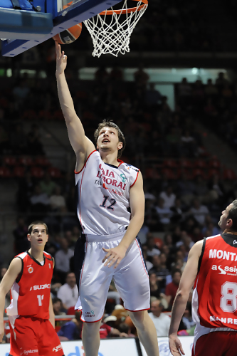 Cinco minutos de buen baloncesto le sirven al Caja Laboral para acabar con el Suzuki Manresa (78-69)