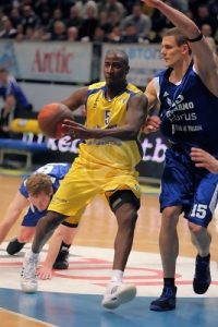 Milt Palacio reforzará a Caja Laboral Baskonia de cara al playoff por el título