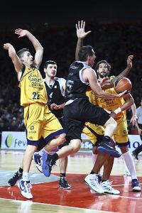 Pasión contra oficio. Bizkaia Bilbao Basket gana, pero Gran Canaria 2014 acaricia el playoff