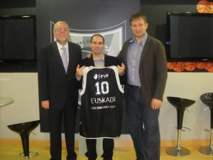 Bizkaia Bilbao Basket y DKV Joventut conmemoran los 10 años de Solobasket.com