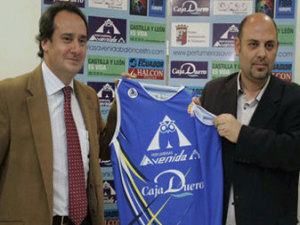 Lucas Mondelo entrenará al Perfumerías Avenida. De su mano llega la ex-NCAA Amaya Gastaminza. Ros Casares confirma a Marta Fernández