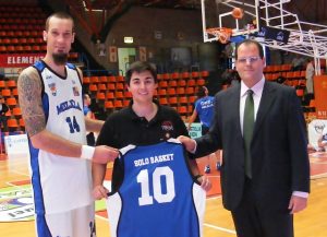 Unicaja Málaga hizo entrega a Solobasket de su camiseta de homenaje. Melilla y Ford Burgos, primeros Adecco Oro en festejar un X aniversario reconocido incluso por los Harlem Globettroters