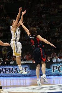 Real Madrid salva su primer <i>match ball</i> ante Caja Laboral Baskonia