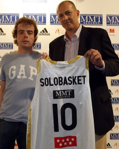 Real Madrid y ViveMenorca rinden homenaje al X Aniversario de Solobasket haciéndonos entrega de sus respectivas camisetas