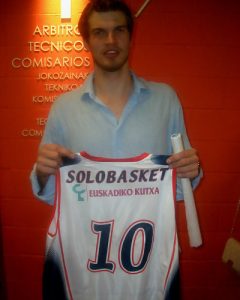 Caja Laboral homenajea a Solobasket.com ante más de 10.000 personas por su X Aniversario en el partido en el que se proclamó campeón ACB