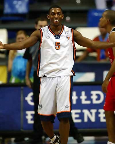 Galem Young hace su mejor partido con el Tenerife cuando su corte se da por hecho