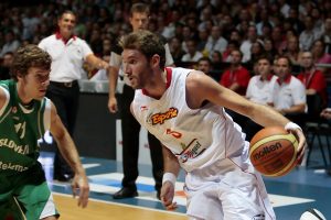 España vuelve a arrollar en Vitoria(88-68)