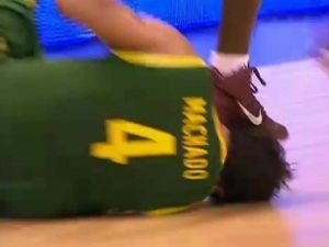 Bonita muestra de fair play de Marcelinho Machado tras recibir un pisotón de Eric Tape en la cabeza en el Brasil – Costa de Marfil