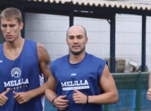 Continúa el mal fario para Juanmi Morales: el exterior de Melilla se lesiona y estará fuera entre 4 y 8 semanas