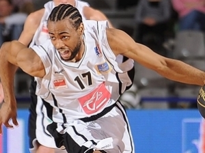 Anthony Dobbins, sustituto temporal de Michael Umeh