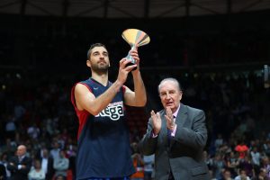Supercopa 2010:  El Regal Barça sigue como un rodillo y levanta su tercera Supercopa (83-63)