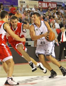 Bizkaia Bilbao Basket demuestra el porqué de su imbatibilidad en pretemporada con una exhibición en Manresa (59-86)
