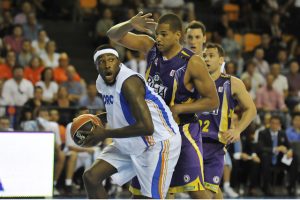 El Menorca Basquet gana su primer debut en su historia en la ACB a base de corazón y con el calor de su público