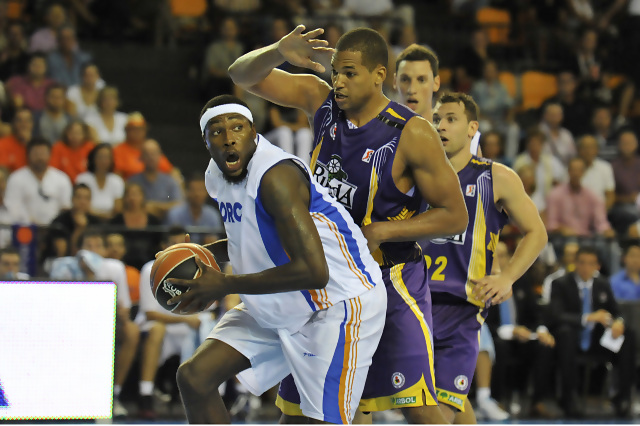 El Menorca Basquet gana su primer debut en su historia en la ACB a base de corazón y con el calor de su público