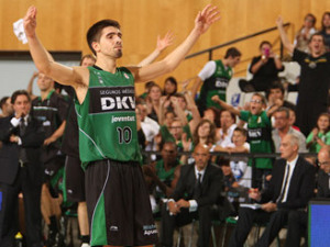 Los canteranos verdinegros la arman para derrotar a un combativo Menorca Basquet (91-73)