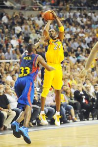 La Noche Americana: Kobe supera los 30.000 puntos y lo festeja con una victoria en NOLA. Primera canasta ganadora en la carrera de JR Smith. Al Jefferson (31+15), la mejor actuación de la jornada