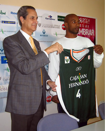 Damon Johnson seguirá vinculado con el Caja San Fernando al menos hasta febrero