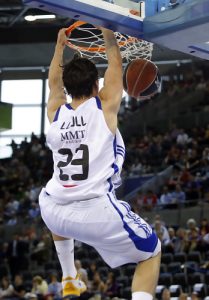 El Real Madrid se impone claramente a un Lagun Aro al que se le acabo la gasolina en el segundo cuarto