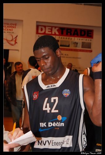 Albert Moncasi no sigue en Girona FC que ficha a John Ofoegbu