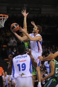 Victor tuvo en sus manos una victoria que Unicaja se llevó in extremis de Menorca (57-58)