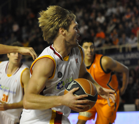 El CAI perfila su línea exterior con la llegada de Stefansson