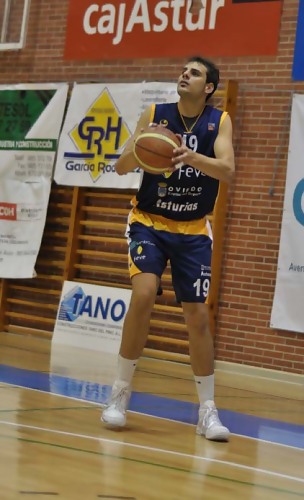 Javi Román defenderá la camiseta del Básquet Coruña las dos próximas temporadas