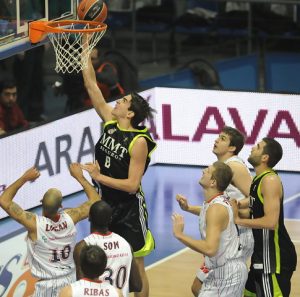 El Real Madrid se impone contundentemente a un mermado CB Granada<br>