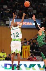 Cajasol refuerza la posición de base con el fichaje del veterano Roderick Blakney