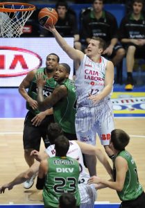 Caja Laboral asegura su plaza como cabeza de serie ante un inexistente DKV Joventut (98-78)