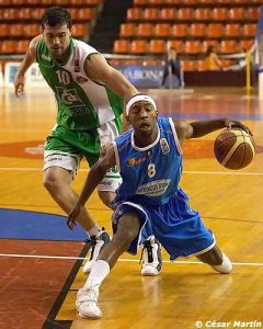 Smith encabeza la victoria del Burgos ante Manresa en su lucha por seguir vivo