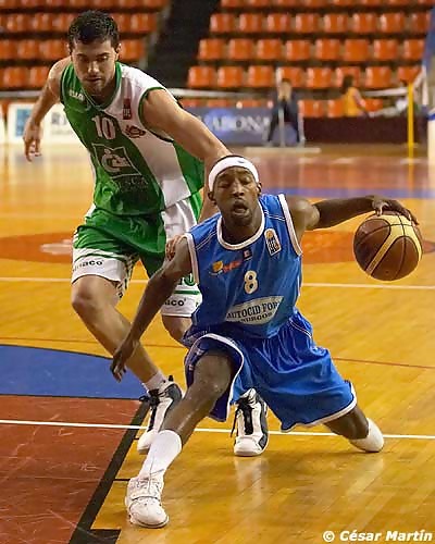 Smith encabeza la victoria del Burgos ante Manresa en su lucha por seguir vivo