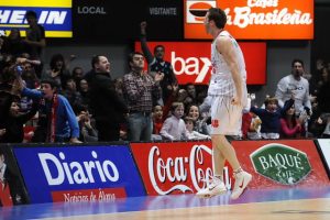 Marcelinho, sobre la bocina, da al Caja Laboral la victoria en el duelo de la inconsistencia (76-74)