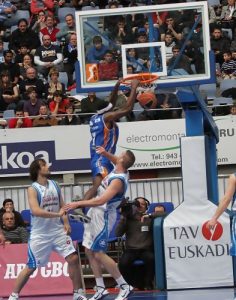 Lagun Aro GBC acaba con su racha negativa venciendo, pero no convenciendo, ante Menorca Básquet