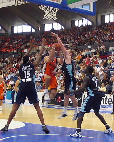 ULEB Cup: La Penya sigue adelante mientras que Gran Canaria cae en una carambola