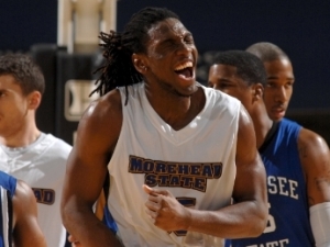 Así mima el aro Kenneth ‘Ferocious’ Faried, el poderoso rookie de los Denver Nuggets