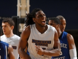 Kenneth Faried desbanca a Tim Duncan como mejor reboteador universitario