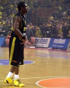 Corey Brewer: estos (aficionados griegos) son todavía mas salvajes! Están locos!