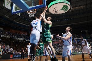Unicaja remonta en el segundo tiempo con Sinanovic y el triple como armas principales