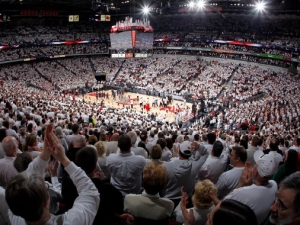 Conoce la jugada tonta del año en el baloncesto universitario con un cheerleader de protagonista