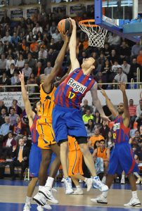 La FIBA deniega el transfer a Bismack Biyombo, que se entrena en solitario,  y no puede firmar con los Bobcats
