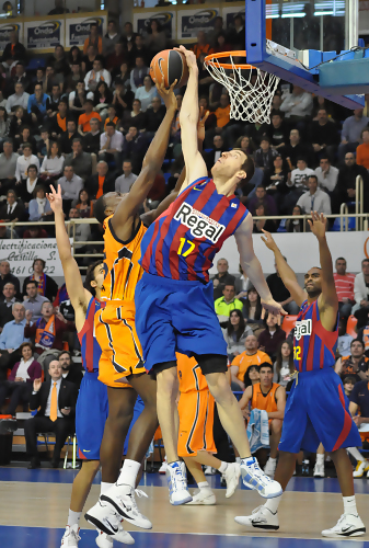 La FIBA deniega el transfer a Bismack Biyombo, que se entrena en solitario,  y no puede firmar con los Bobcats