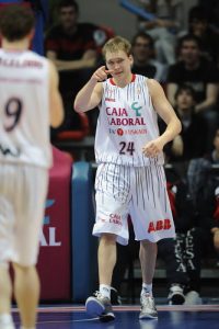 Caja Laboral roba la tercera plaza al PE Valencia (72-65)