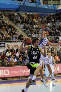 La suerte vuelve a serle esquiva a Lagun Aro GBC. Llull se erige, otra vez, en el salvador del Real Madrid