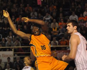 Biyombo anuncia que acudirá al Nike Hoop Summit y Maldonado le da un ultimatum para que no vaya