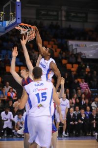 Regal FC Barcelona se conecta a tiempo para acabar con Menorca Bàsquet en el último periodo (73-78)