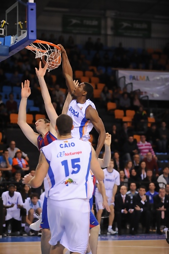 Regal FC Barcelona se conecta a tiempo para acabar con Menorca Bàsquet en el último periodo (73-78)