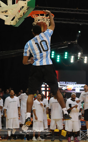 Liga Argentina (J24): el nuevo “Messi” gana el torneo de volcadas (mates) en medio del Juego de las Estrellas